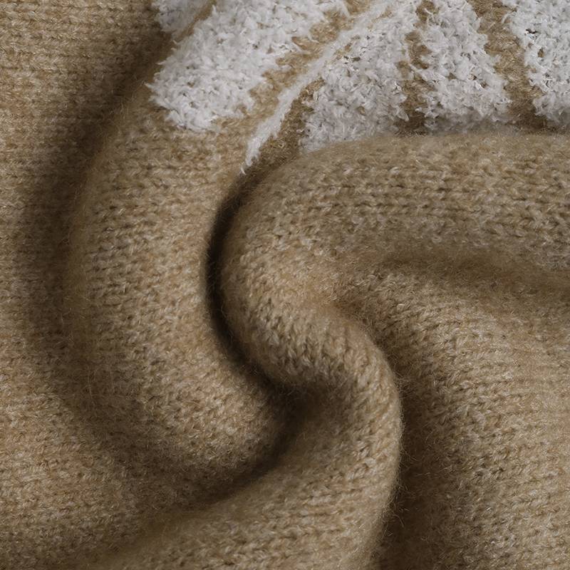 Strickpullover mit Blumenmuster | Cozy Pullover in Beige | Gänseblümchen-Print